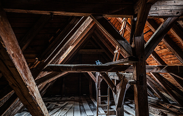 Strop kostela málem spadl farníkům na hlavu, podepřelo ho obří lešení