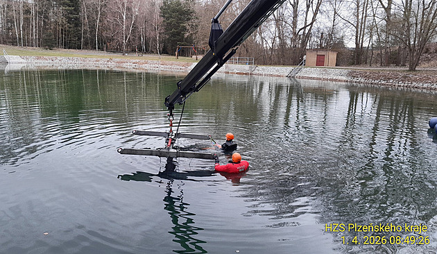 Opilý mladík sjel s autem do koupaliště, vůz zcela zmizel pod hladinou