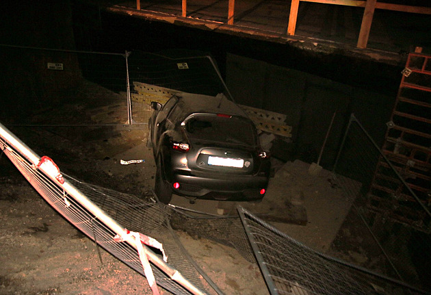 Řidič projel u Plzně zákazem vjezdu, zahučel do hlubokého výkopu