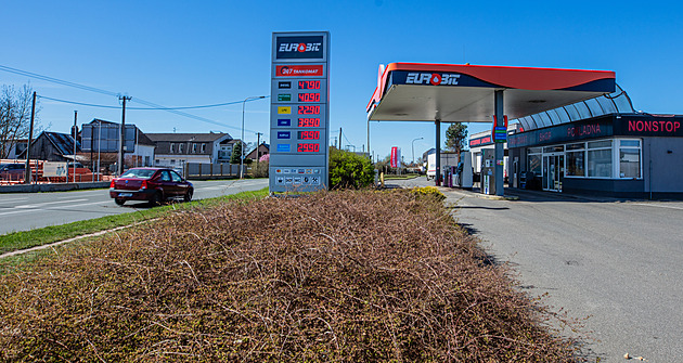 Benzin za 43,15, nafta pod padesát. Ministerstvo poprvé uvedlo stropové ceny