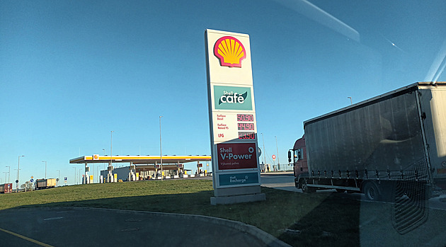 Naše opatření zafungovala, říká Schillerová k palivům. Vláda tlačí na velké hráče