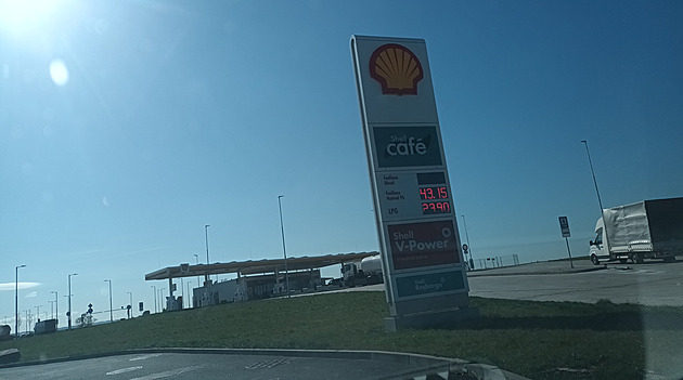 Pohonné hmoty o víkendu zdraží. Cenový strop ministerstva vzrostl o haléře