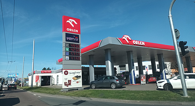 Nejvyšší ceny paliv o víkendu opět mírně klesnou, nafta zlevní na 43 korun