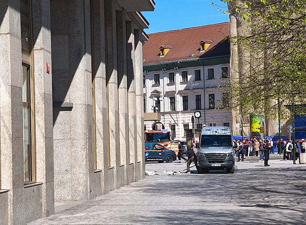 Policie uzavřela ulici u ČNB, pyrotechnik prohledával podezřelé zavazadlo