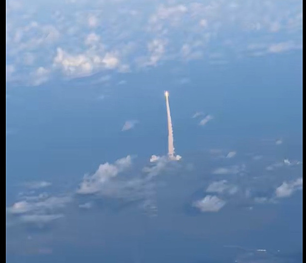 Začala mise lidí k Měsíci. Nečekaný zážitek měli i cestující v letadle