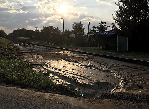 Tratě podemleté povodní opravovali rok a půl, po otevření ale přišlo zklamání