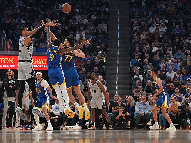 Victor Wembanyama ze San Antonio Spurs p�ihr�v� p�es br�n�c� duo Nate Williams...