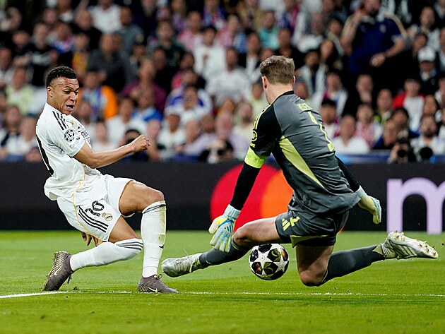 Brank�� Bayernu Manuel Neuer likviduje Mbapp�ho �anci ve �tvrtfin�le Ligy...