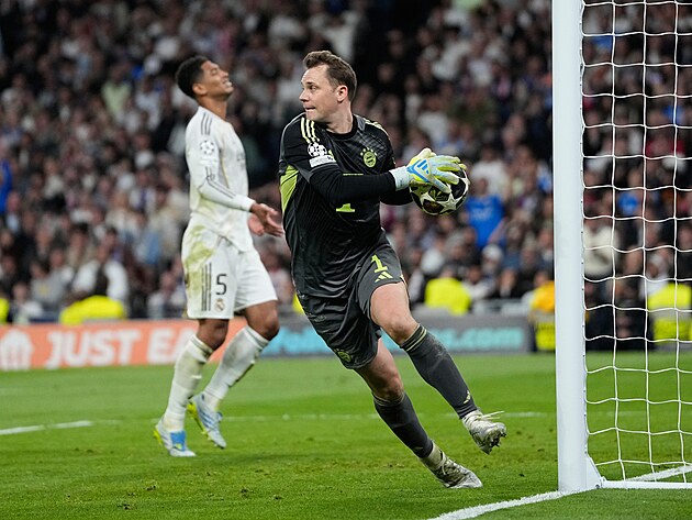 Brank�� Bayernu Manuel Neuer v utk�n� s Realem Madrid ve �tvrtfin�le Ligy...
