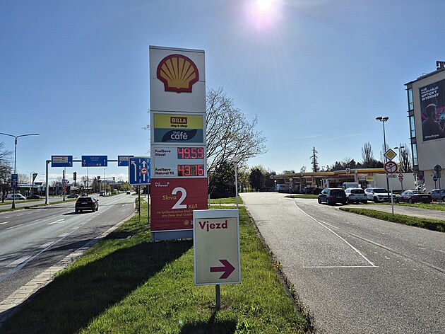 Shell Benzinka „Prodávat levněji se nevyplatí.“ Benzinky kvůli cenovým stropům neotevřely