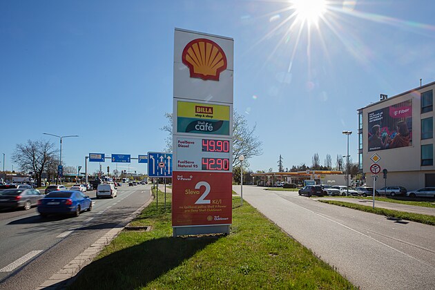 Shell Benzinka První den zastropovaných cen. Podívejte se, za kolik je u pump benzin a ...