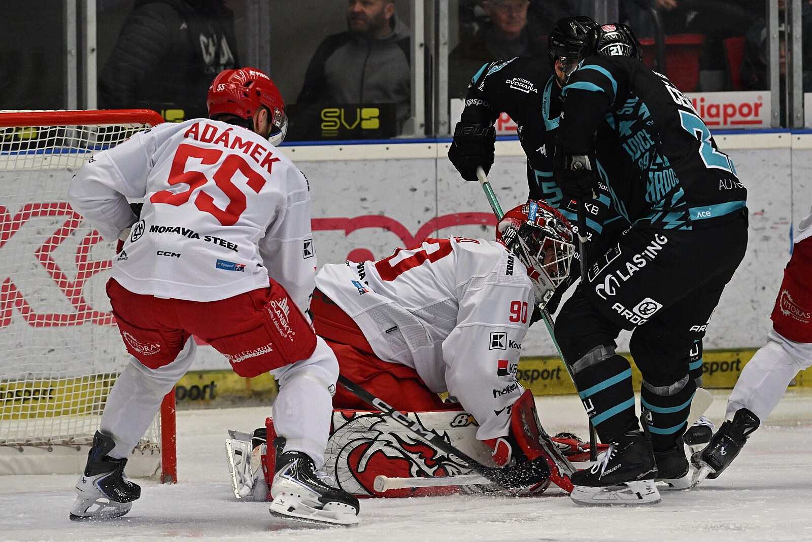 ONLINE: Třetí semifinále. Třinec vyrovnal ve Varech, Sparta přivítá Pardubice