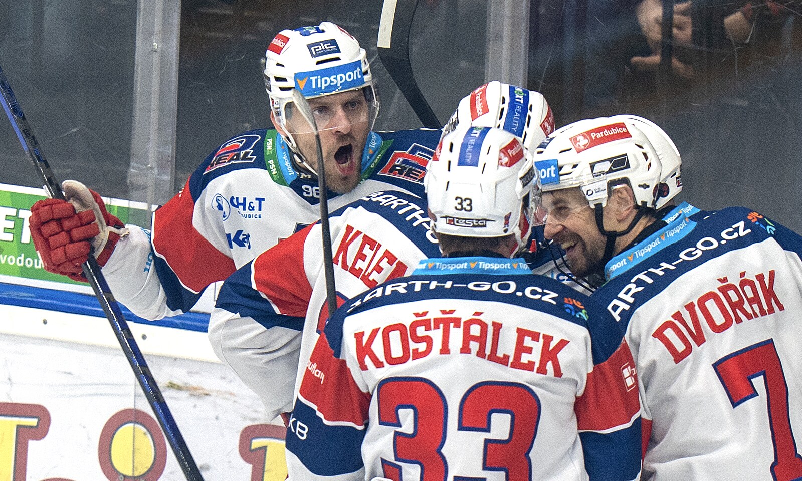 ONLINE: Pardubice vedou na Spartě, Třinec uspěl ve Varech a je výhru od finále