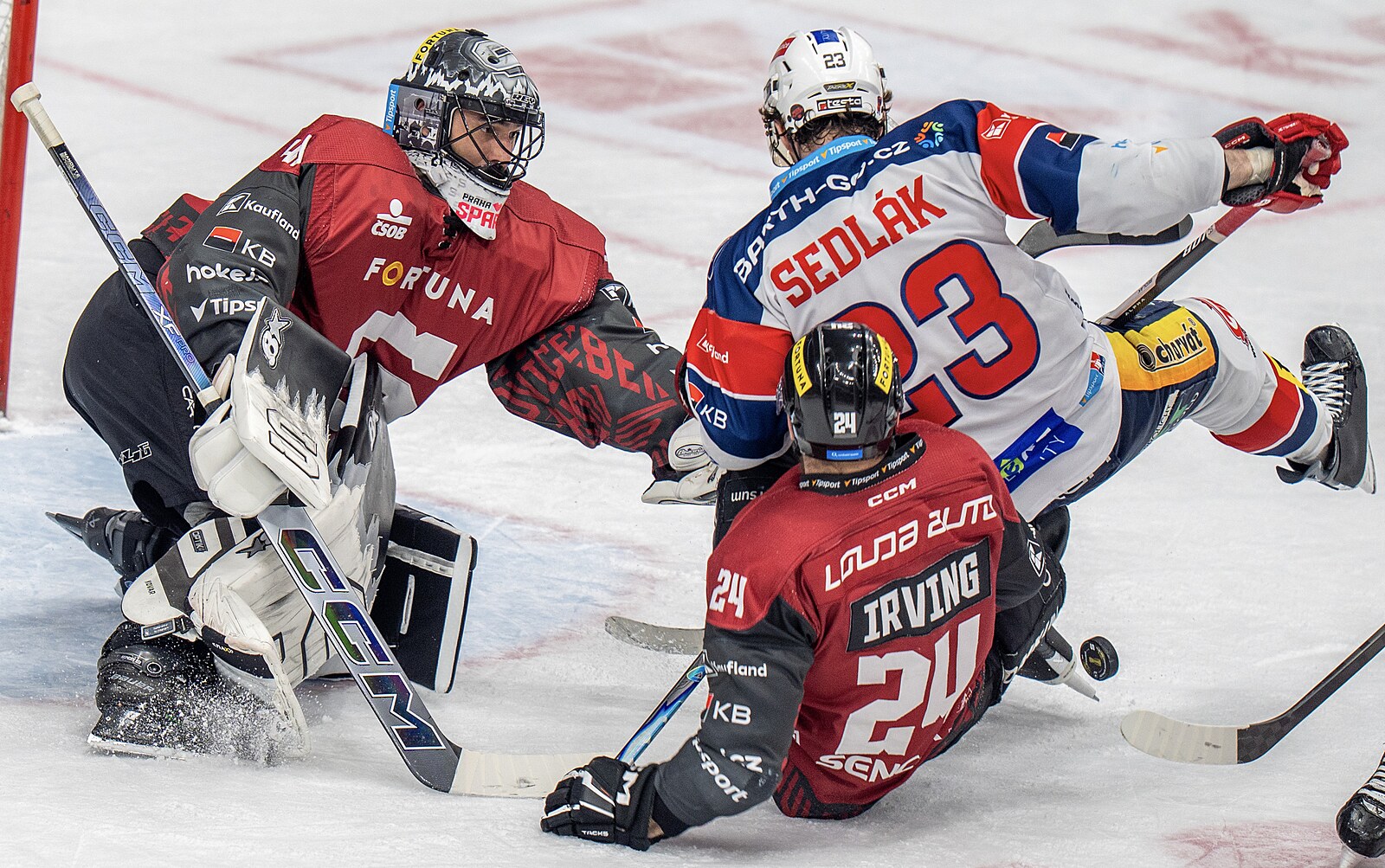 Sparta ovládla bitvu s Pardubicemi v nájezdech, Třinec je výhru od finále