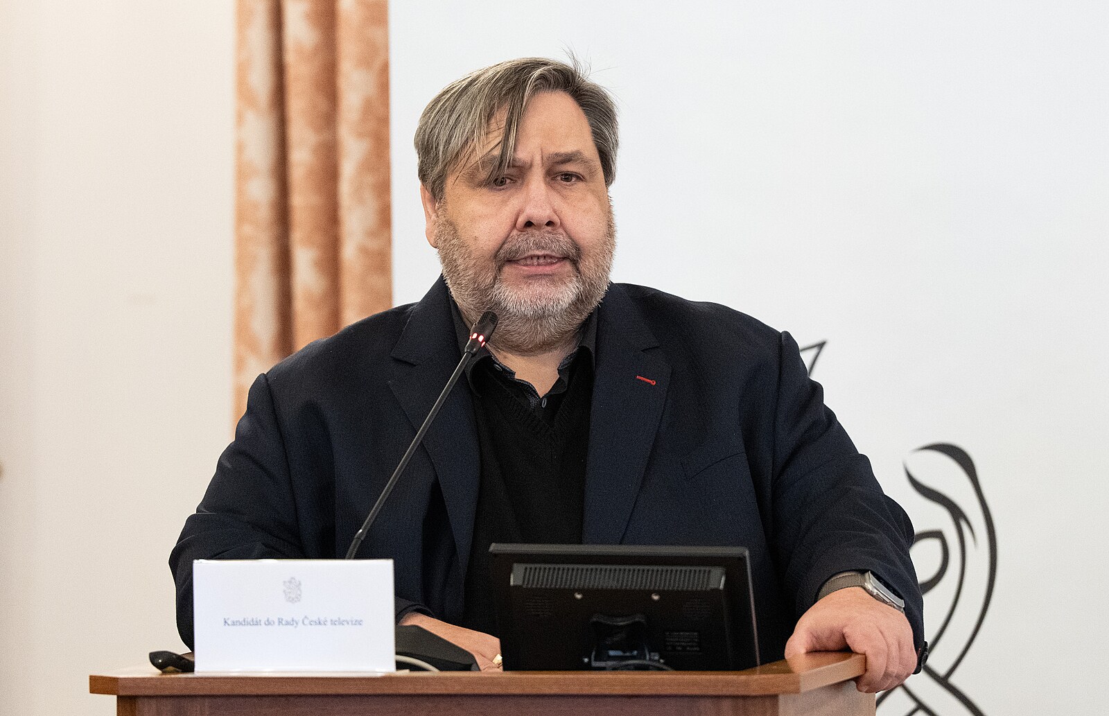 PŘEHLEDNĚ: Do Rady ČT nově zamíří bývalý poslanec ANO i učitelka. Dva muži obhájili