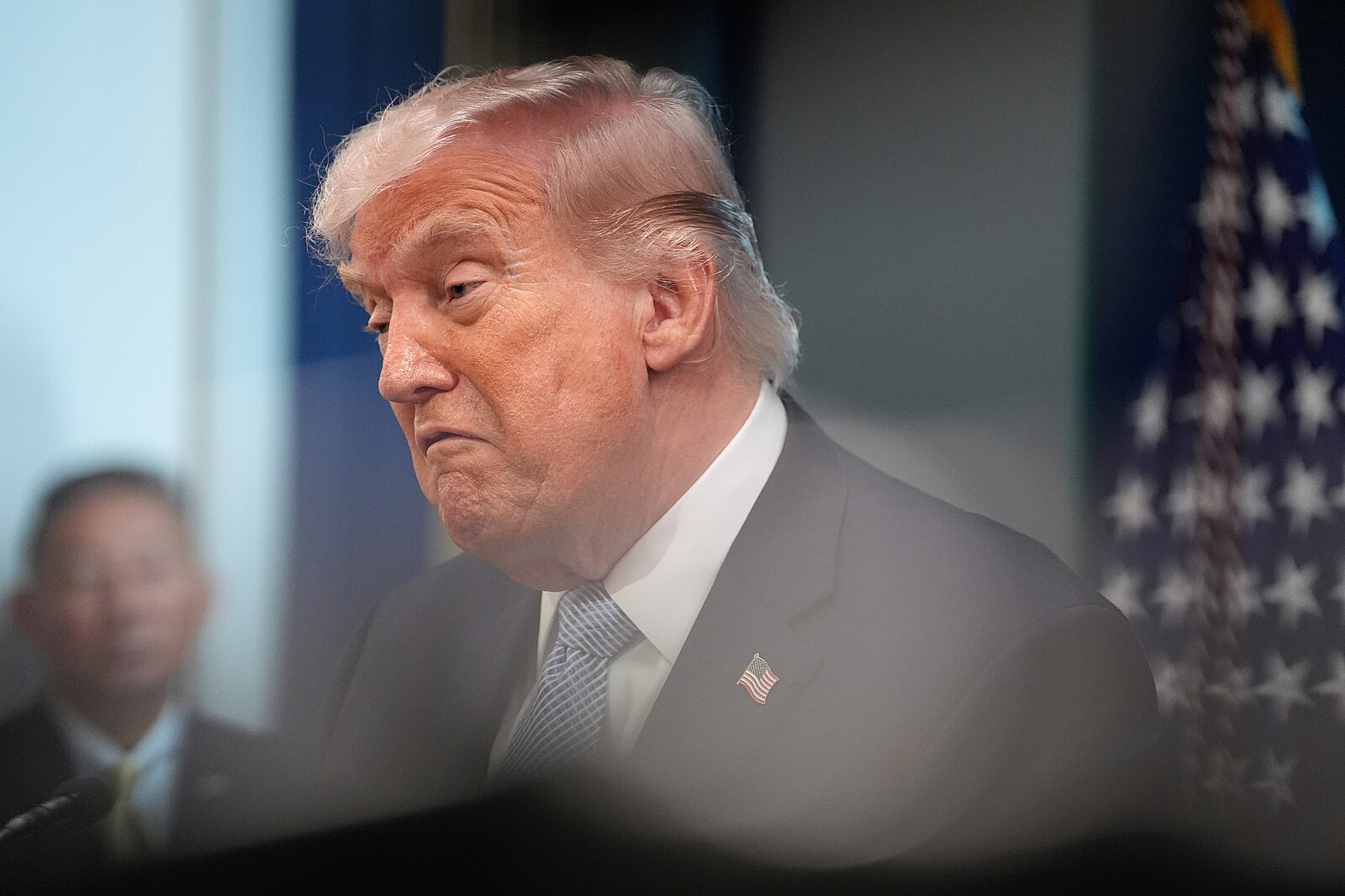 Přesun vojáků, zavření základny. Trump přemýšlí, jak potrestat NATO, píše list