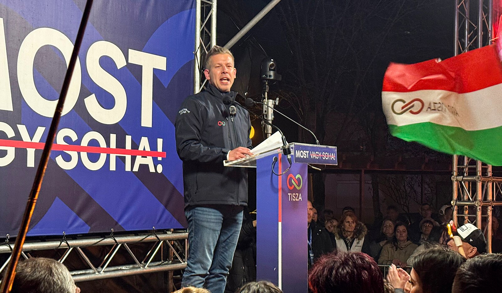 Průzkum věští maďarské opozici ústavní většinu. Bude to těsné, burcuje Magyar