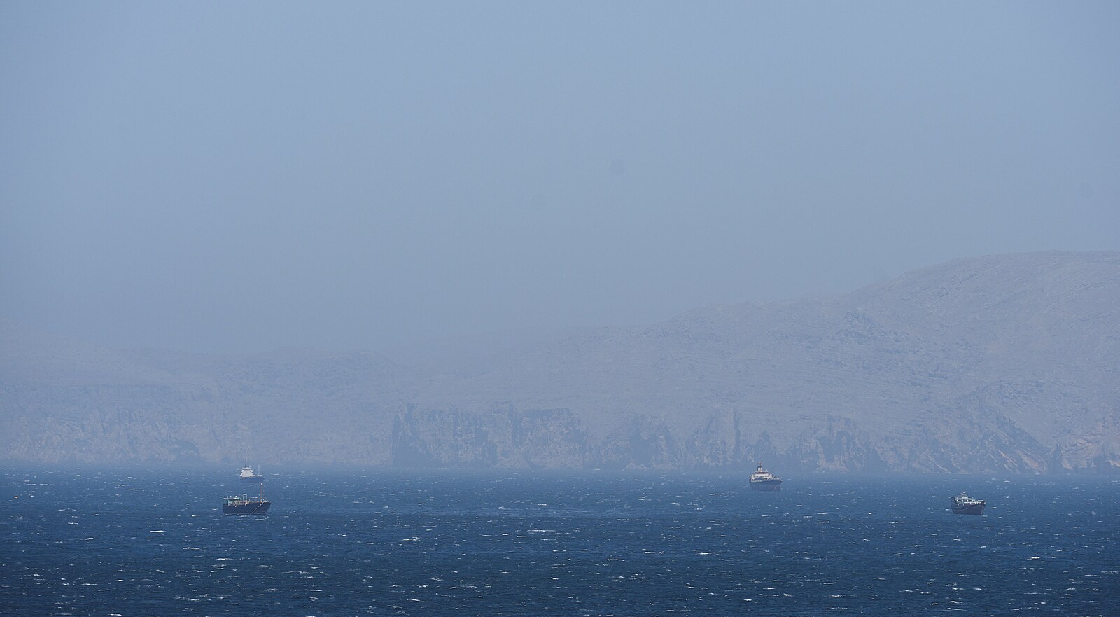 Írán zastavil tankery v Hormuzu, obvinil Izrael z porušování příměří