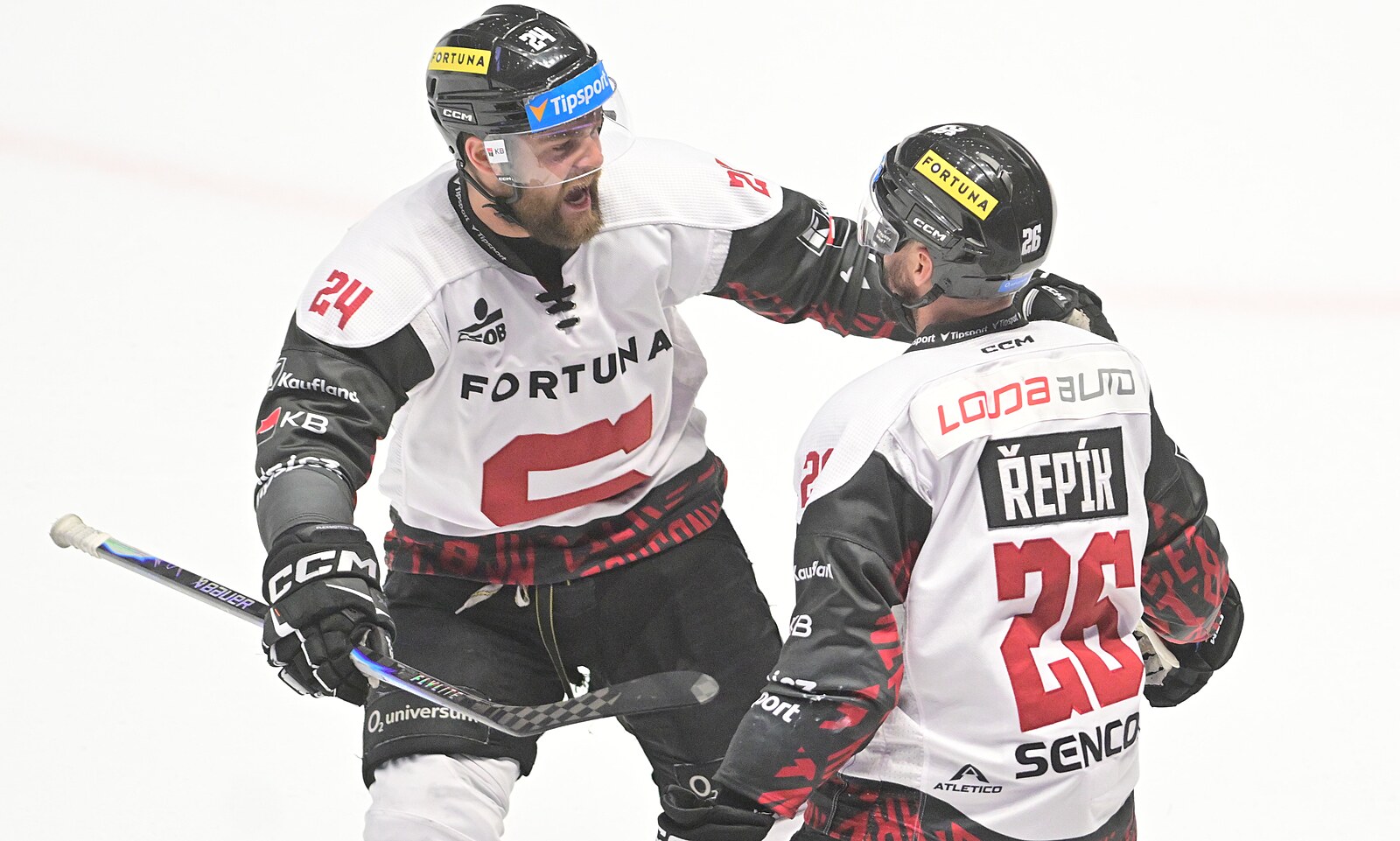 ONLINE: Druhá semifinále. Sparta vede v Pardubicích, Třinec naskočí proti Varům