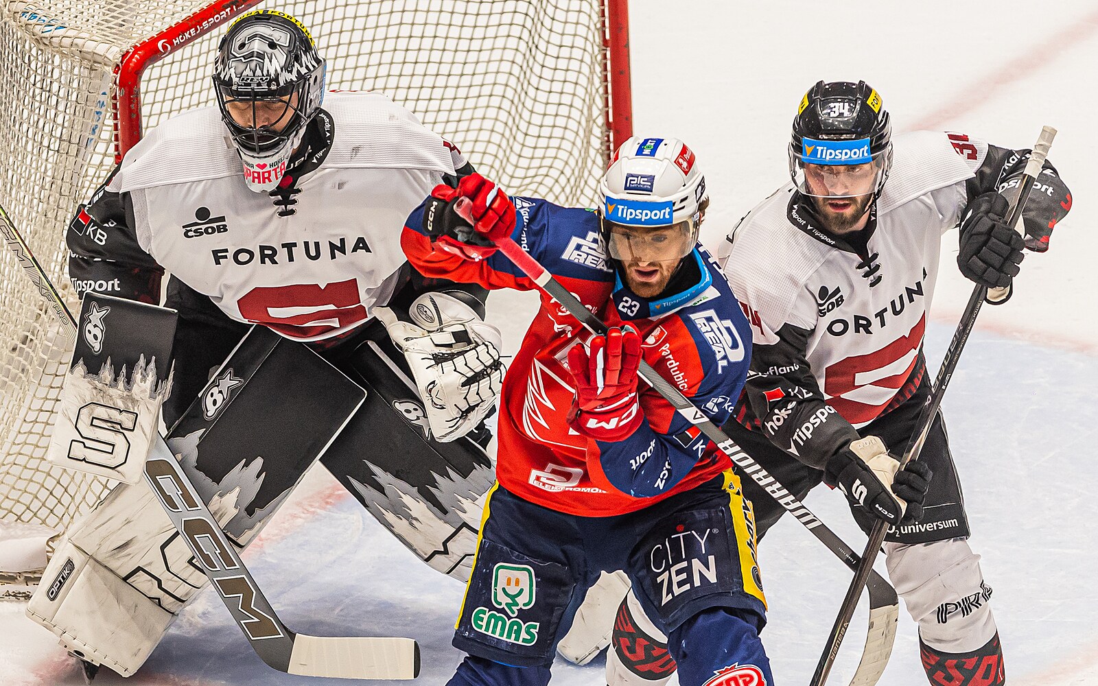 ONLINE: Pardubice na Spartě útočí na mečbol, zajistí si Třinec postup do finále?