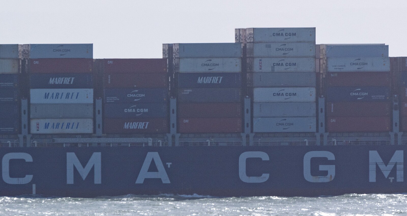 Příliš žvaní, naznačil Macron o Trumpovi. A Hormuzem proplula francouzská loď