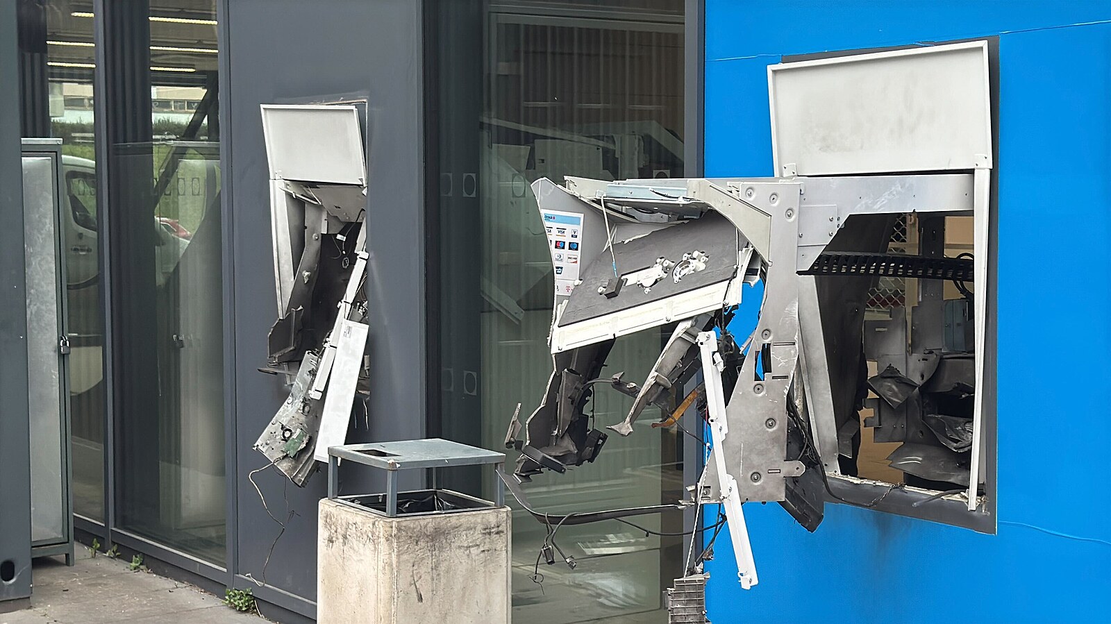 Pro čtyři podezřelé z výbuchu bankomatů a krádeže peněz šla policie se zásahovkou