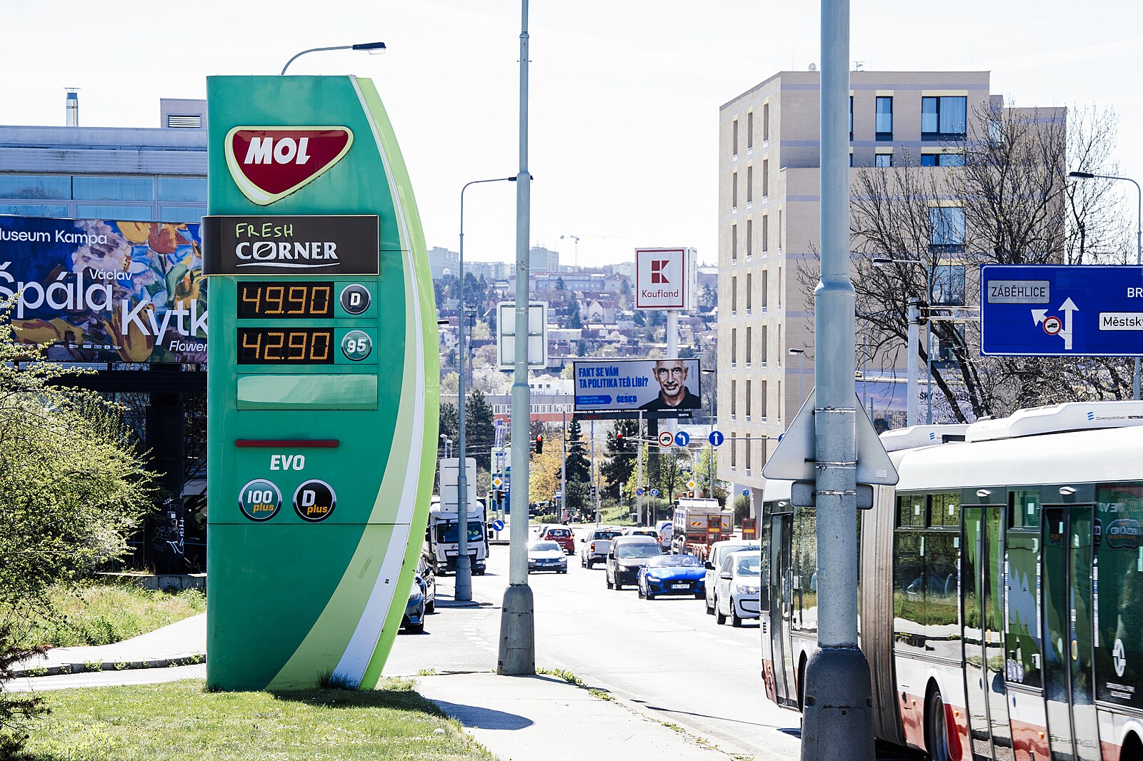 S nárůstem cen nafty a benzinu roste i politický tlak na jejich omezení. Opustí vláda regulaci?