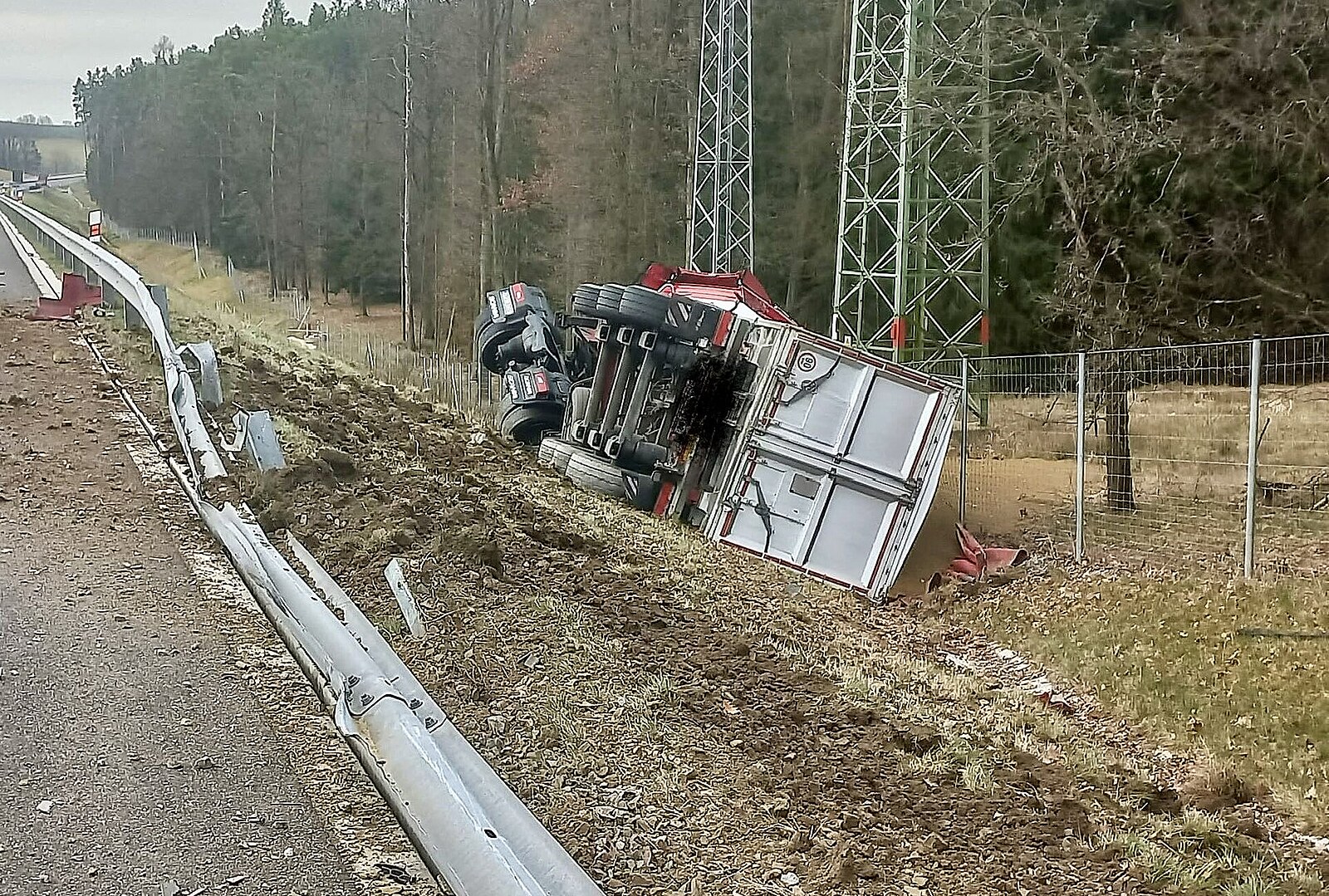 Kamion s řepkou na D3 prorazil svodidla a převrátil se na bok, řidiči musí zpomalit