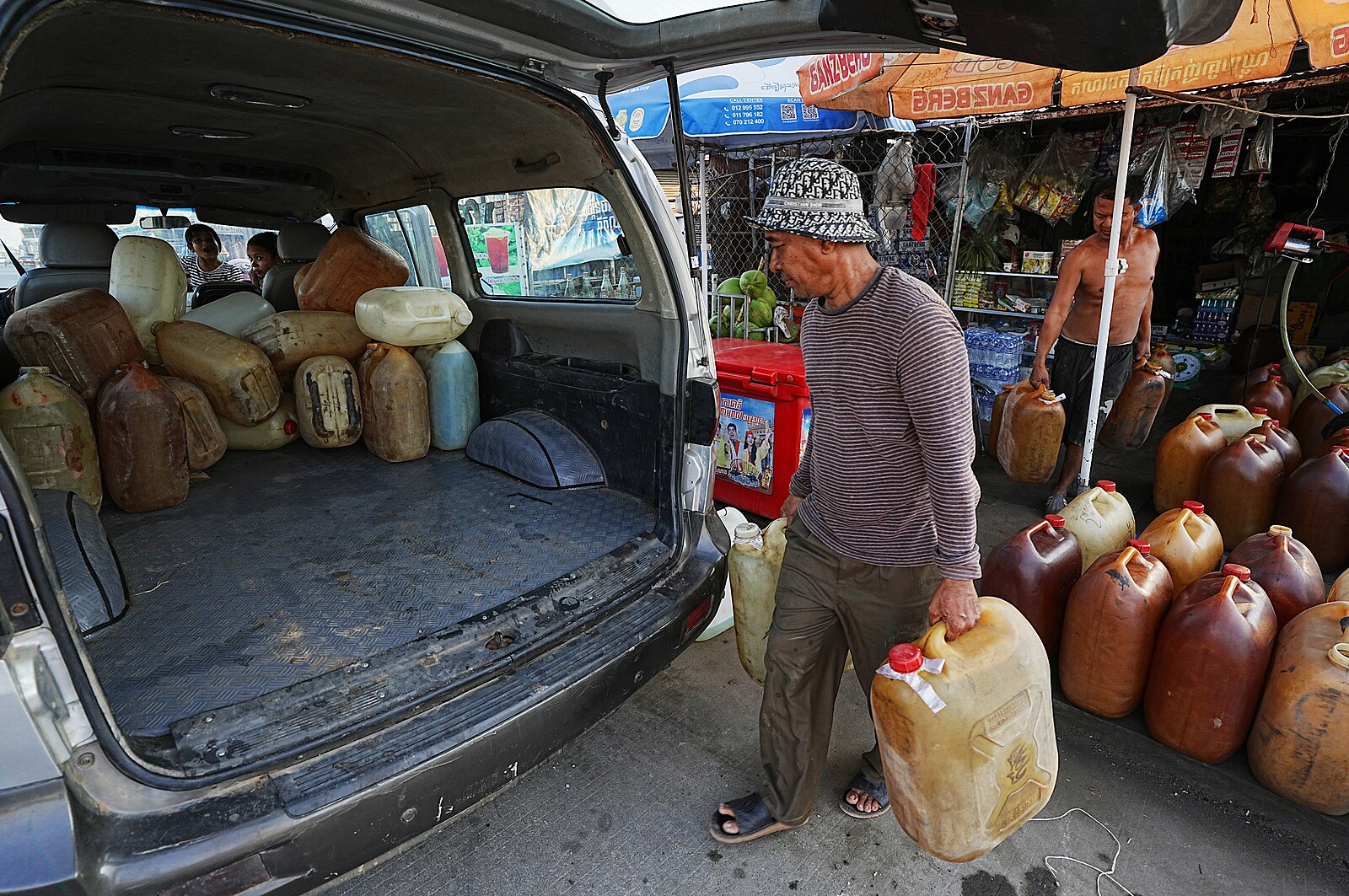 Hodiny čekal a nenatankoval: čerpadláře přejel náklaďákem. Násilí na benzinkách roste