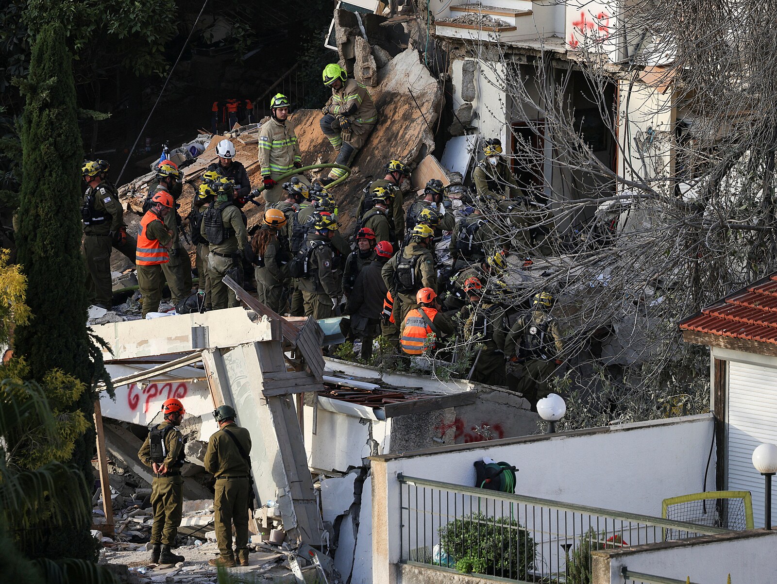 V izraelské Haifě íránská střela zasáhla obytný dům, nejméně dva lidé zemřeli
