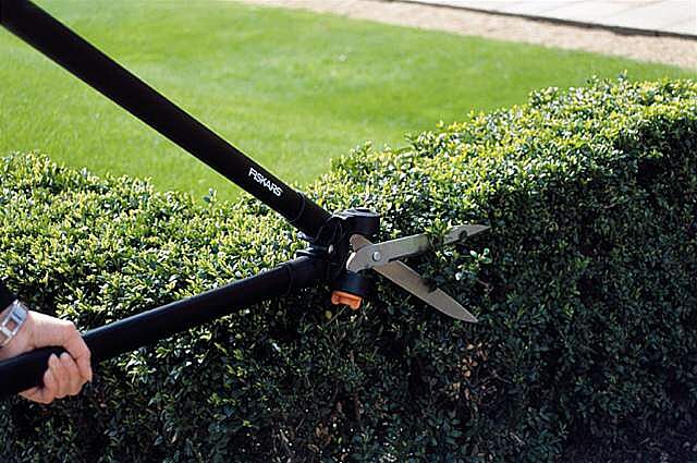 Mechanick� n��ky na �iv� plot zvl�dnou p�esn� st�ih, ale p�i v�t��ch ploch�ch...