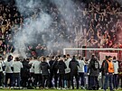 �e�tí fotbalisté d�kují fanou�k�m za podporu.