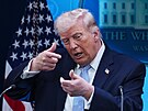 Americký prezident Donald Trump hovo�í s noviná�i v tiskovém sále Jamese...