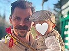 Víceboja� Adam Sebastian Helcelet vyrazil na koledu se synem Theodorem