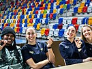 Basketbalistky ZVVZ USK Praha se bavily p�i malování velikono�ních vají�ek.