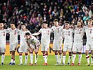 Dán�tí fotbalisté b�hem penaltového rozst�elu v bará�i s �eskem.
