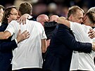Reprezenta�ní mana�er Pavel Nedv�d objímá Tomá�e Sou�ka, p�edseda FA�R David...