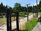 Dal�í repliku �elezné opony najdete poblí� turistického p�echodu...