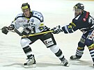 Martin Richter ze Sparty (vlevo) v souboji s libereckým Stanislavem Procházkou.