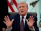 Americký prezident Donald Trump hovo�í s médii v Oválné pracovn� Bílého domu ve...