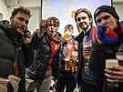 Penalty, pivo, postup! �e�tí fanou�ci si u�ívají úsp�ch, po kterém fotbalisté...