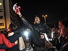 Bezprost�ední radost z postupu na mistrovství sv�ta p�ímo p�ed stadionem na...