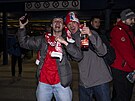 P�lená �ála a oslavné avanti. �e�tí fanou�ci v euforii z postupu na mistrovství...