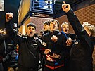 Radost �eských fanou�k� p�ímo p�ed stadionem na Letné, kde fotbalisté ve finále...
