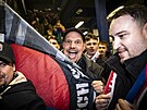 Jede se do Mexika! �e�tí fanou�ci chvíli po vít�zné bará�i na Letné.