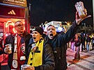 N�kte�í z�stávali p�ed stadionem je�t� dlouho po záv�re�ném hvizdu.
