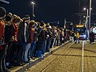 U� jede? P�epln�né zastávky vyhlí�ely ka�dou dal�í p�ijí�d�jící tramvaj. A...