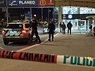 Policisté vy�et�ují výbuch dvou bankomat� u OC Opatovská na Praze 4. (4. dubna...