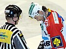 Pardubický obránce Michal Sýkora poslouchá výrok rozhod�ího.