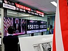 Vedle monitor� zobrazujících aktuální kurz japonského jenu v��i americkému...